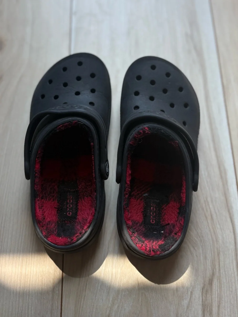 Crocs black Classic Lined Clogs Kids size 2